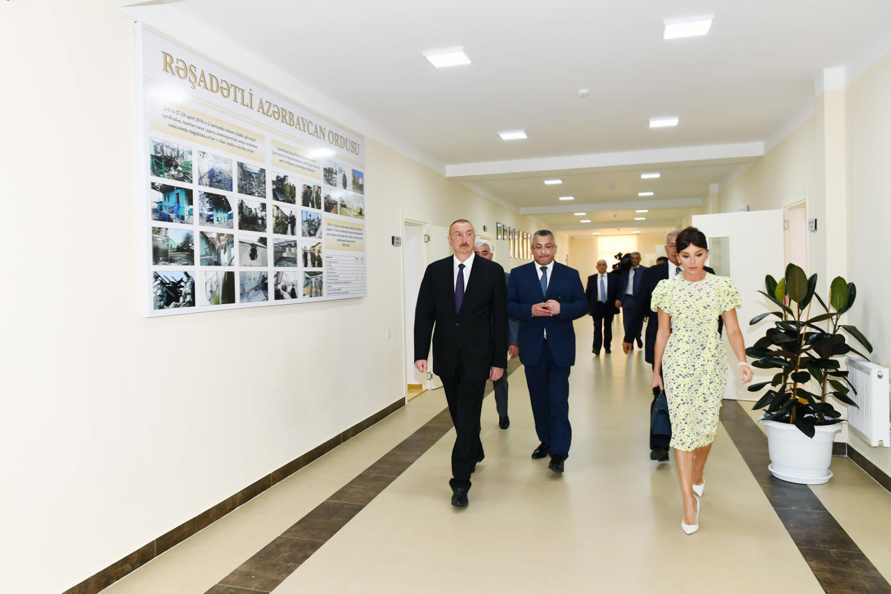 Президент Ильхам Алиев и Первая леди Мехрибан Алиева приняли участие в открытии жилого комплекса для вынужденных переселенцев в Баку