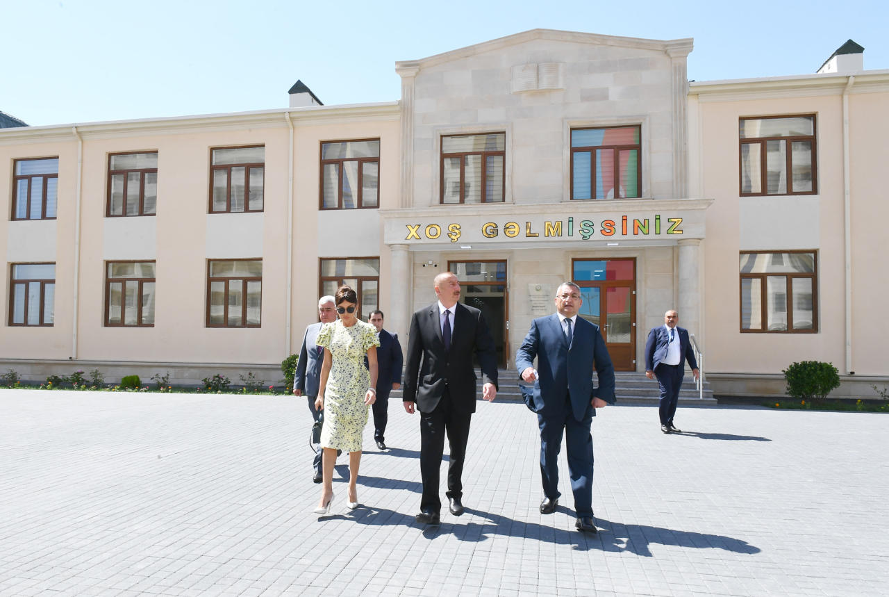 Президент Ильхам Алиев и Первая леди Мехрибан Алиева приняли участие в открытии жилого комплекса для вынужденных переселенцев в Баку