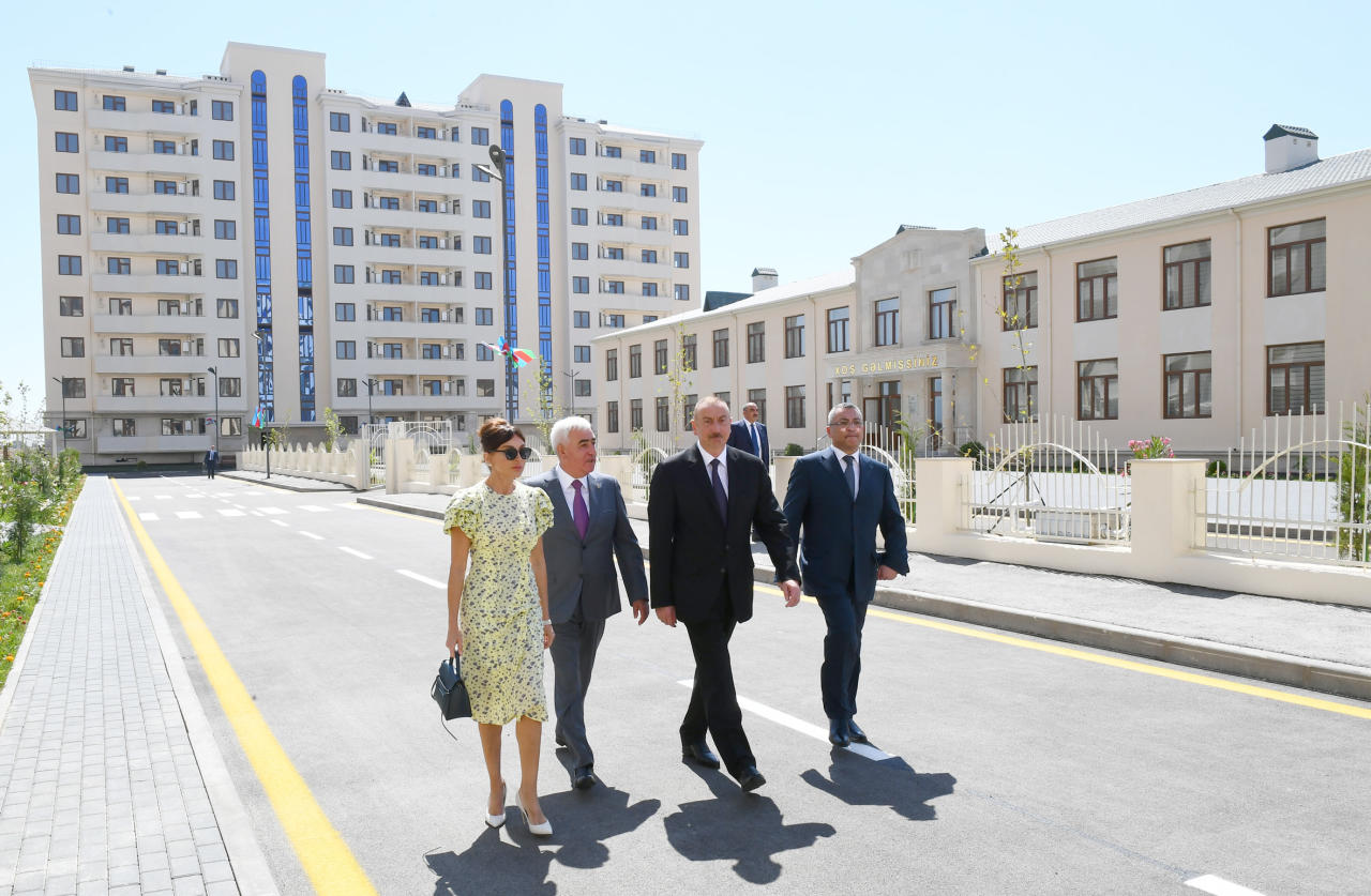 Президент Ильхам Алиев и Первая леди Мехрибан Алиева приняли участие в открытии жилого комплекса для вынужденных переселенцев в Баку