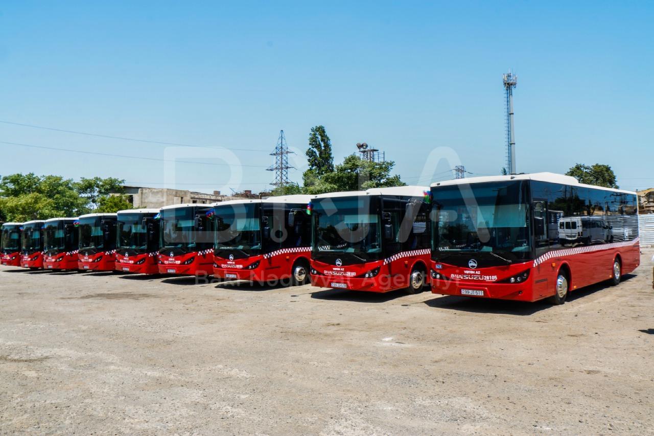 В Баку привезли новые автобусы