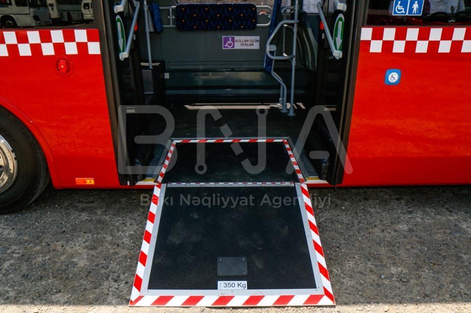 В Баку привезли новые автобусы