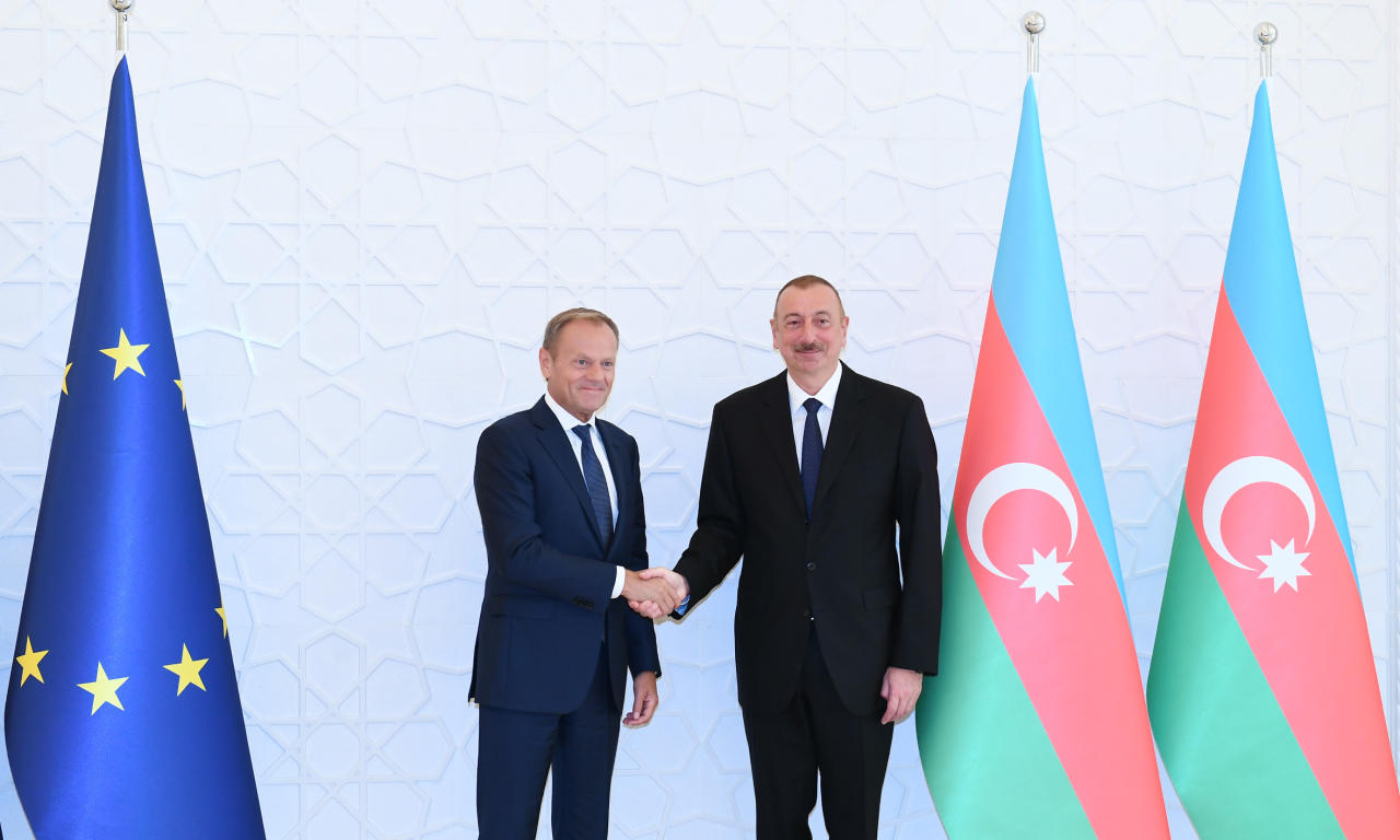 Президент Ильхам Алиев и глава Совета ЕС выступили с заявлениями для печати