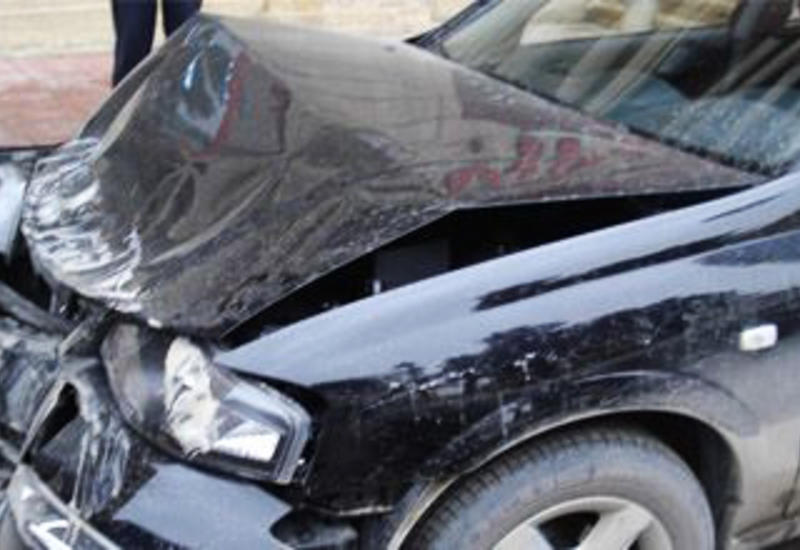 Neftçalada iki “Mercedes” toqquşdu, sərnişinlərdən biri öldü
