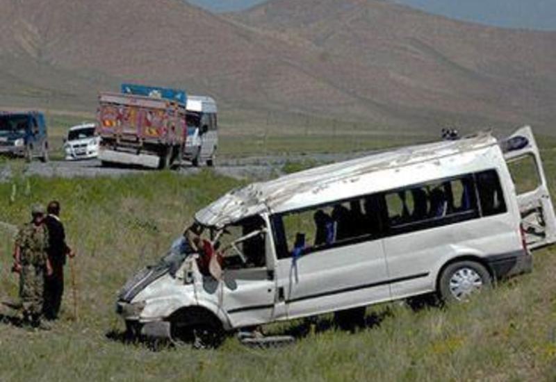В Шеки автобус с туристами попал в аварию
