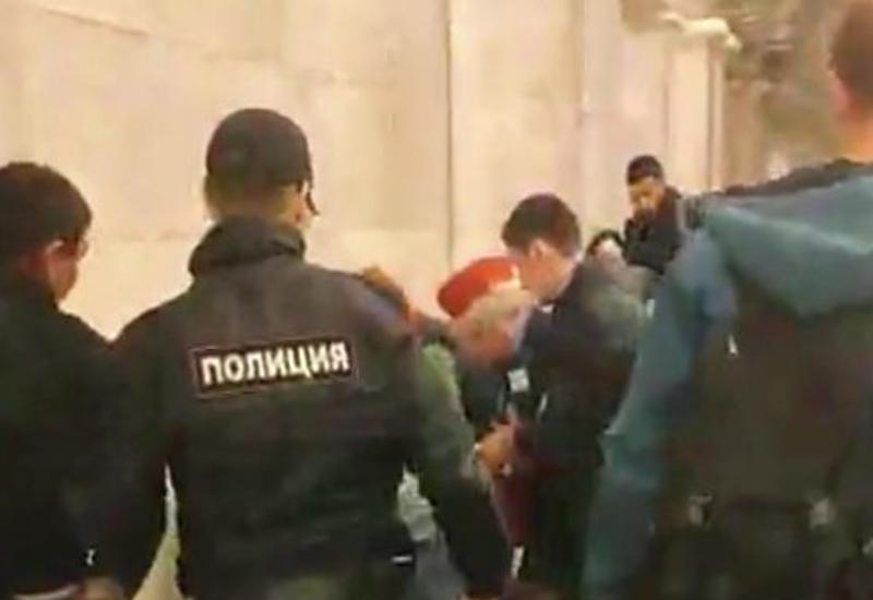 В петербургском метро мужчина изрезал ножом глухих людей, не ответивших ему