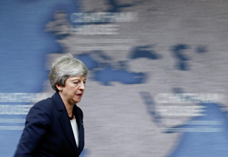 Парламент проводил премьера Британии Мэй аплодисментами