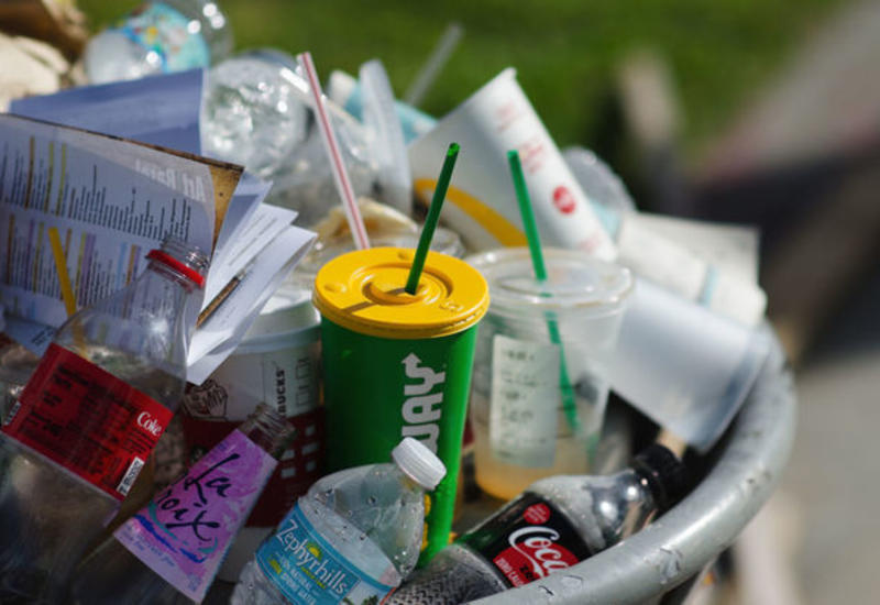 Paytaxt küçələrinə yeni aparatlar qoyulacaq: plastik qabı at, pul qazan