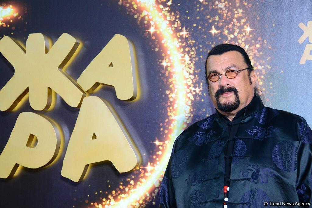 Стивен Сигал отдыхает вместе с женой на бакинской "Жаре"