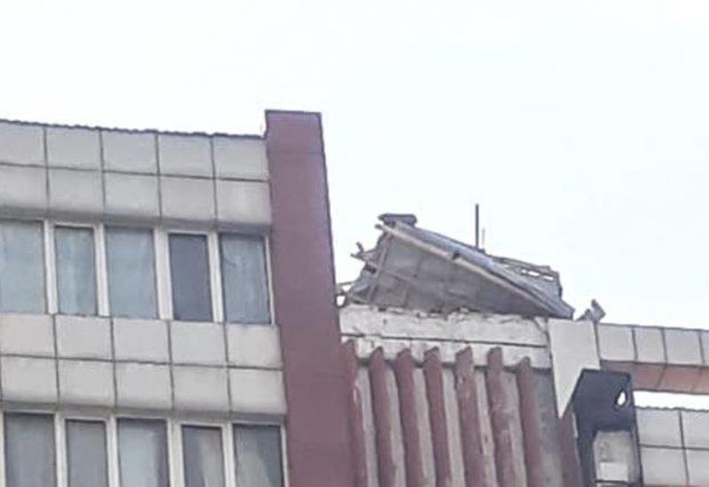 Сильный ветер сорвал крышу здания в Сумгайыте