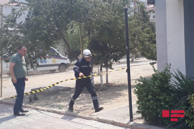 Сильный ветер сорвал крышу здания в Сумгайыте