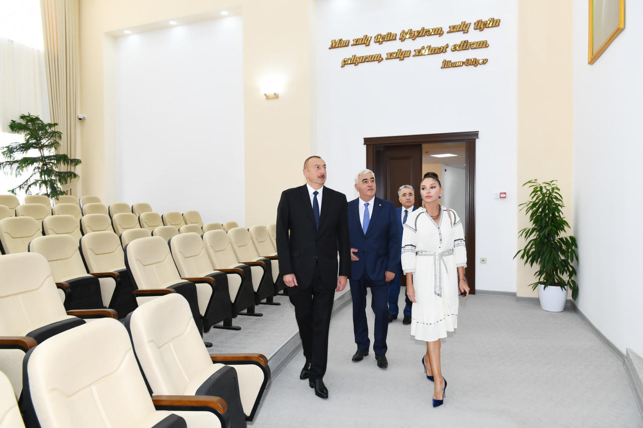 Президент Ильхам Алиев и Первая леди Мехрибан Алиева приняли участие в открытии нового здания Исполнительной власти Пираллахинского района