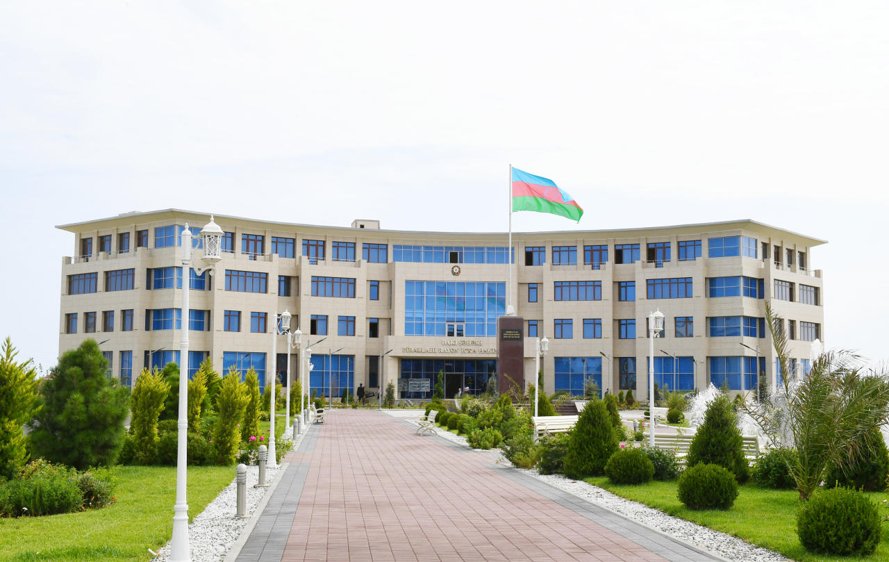 Президент Ильхам Алиев и Первая леди Мехрибан Алиева приняли участие в открытии нового здания Исполнительной власти Пираллахинского района