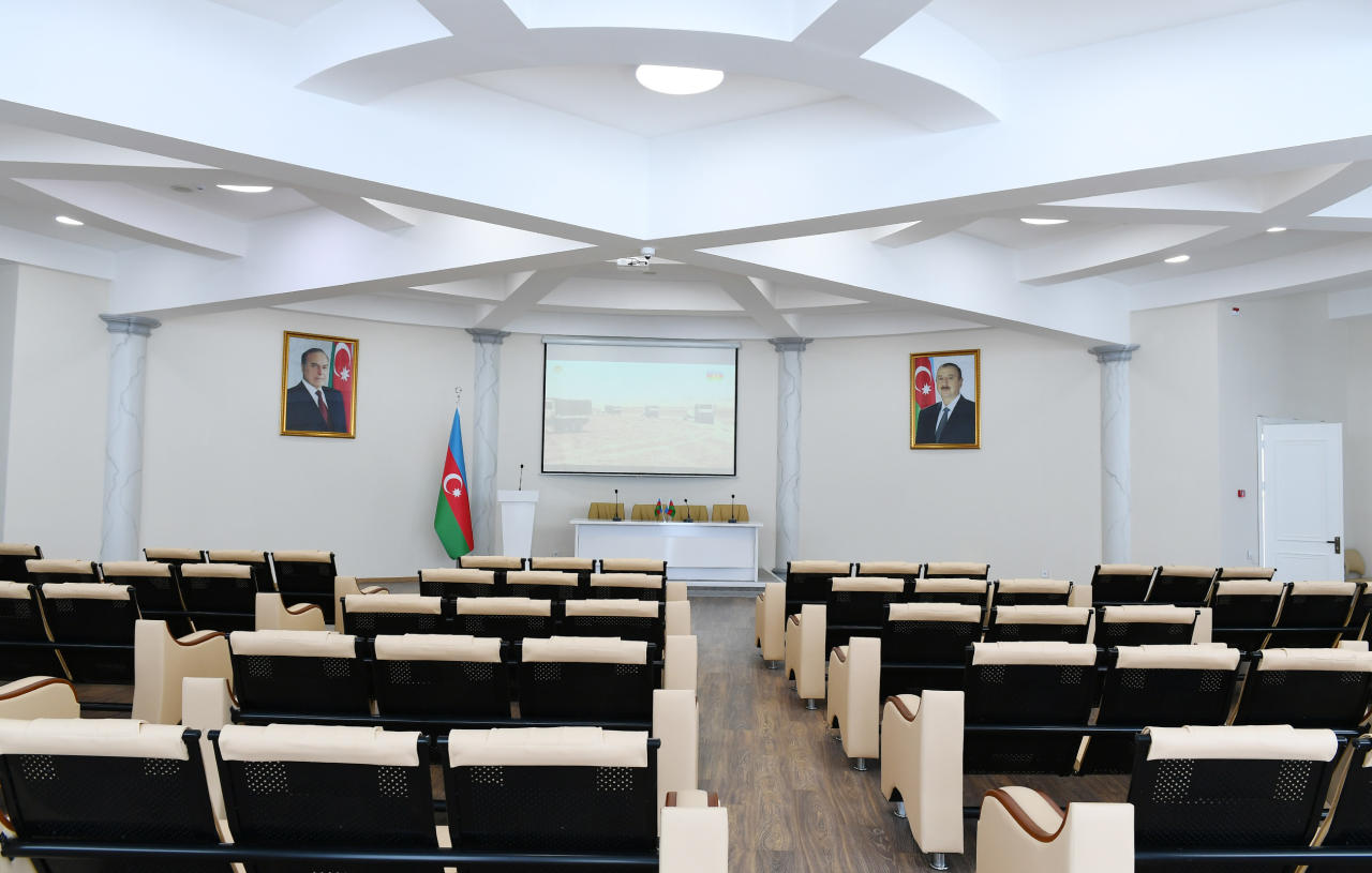 Президент Ильхам Алиев и Первая леди Мехрибан Алиева приняли участие в открытии новопостроенного Центра молодежи в Пираллахинском районе