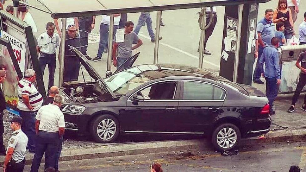 В Баку автомобиль въехал в автобусную остановку, есть пострадавшие