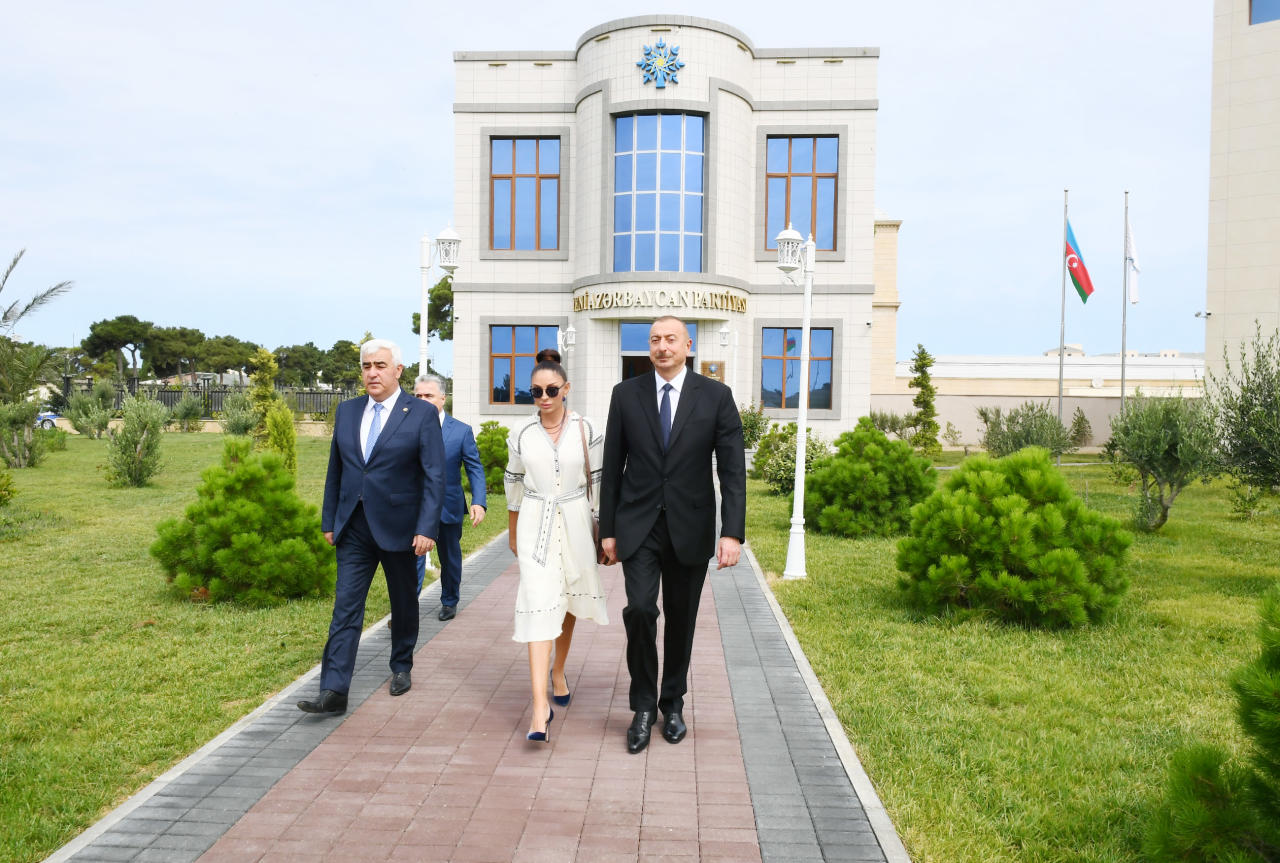 Президент Ильхам Алиев и Первая леди Мехрибан Алиева приняли участие в открытии нового здания Пираллахинской районной организации партии "Ени Азербайджан"
