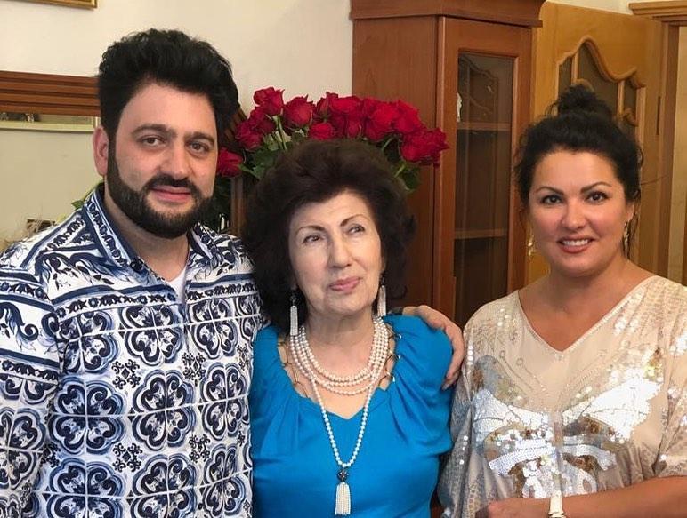 Анна Нетребко прилетела в Баку поздравить свекровь с юбилеем