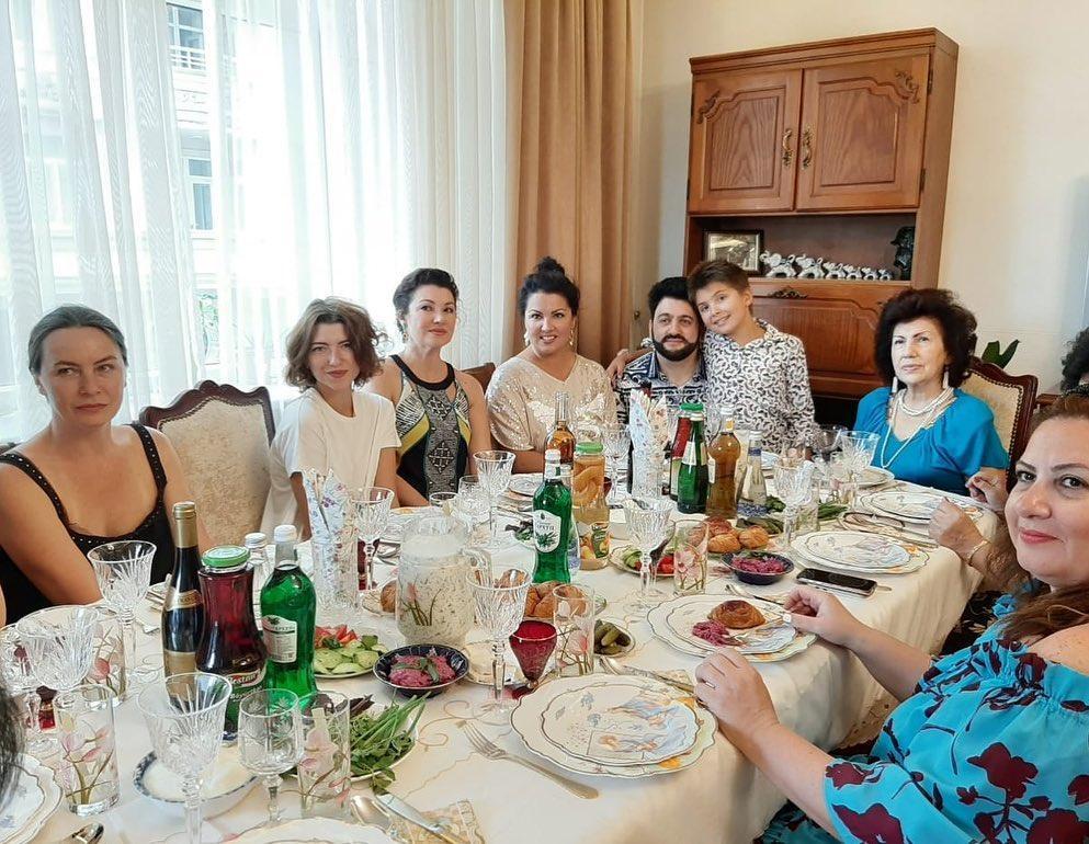 Анна Нетребко прилетела в Баку поздравить свекровь с юбилеем