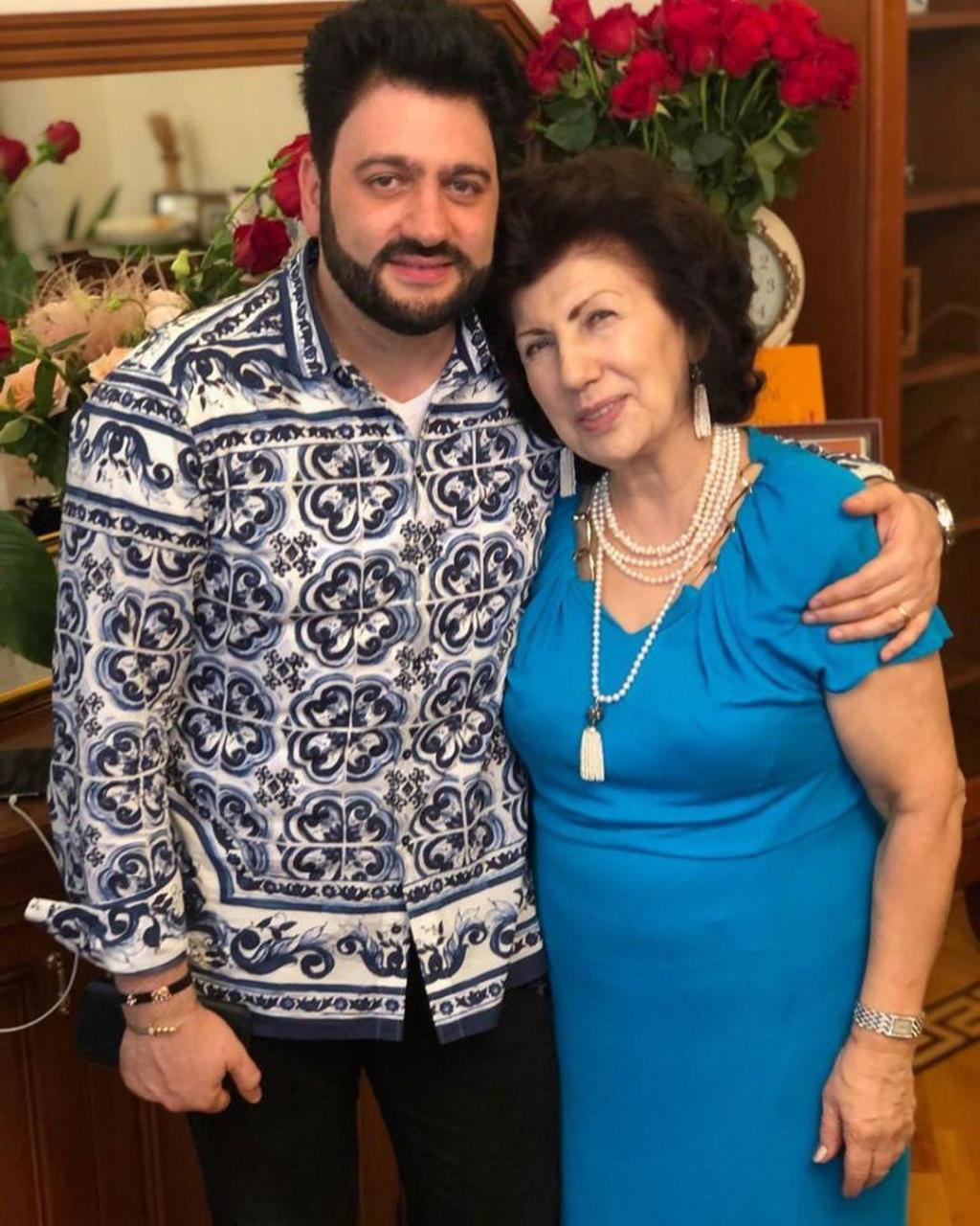 Анна Нетребко прилетела в Баку поздравить свекровь с юбилеем