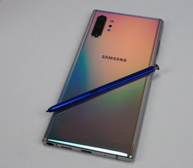 Samsung представила два новых смартфона