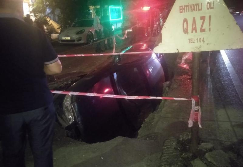 В Баку автомобиль провалился в яму на дороге