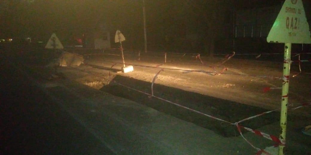 В Баку автомобиль провалился в яму на дороге