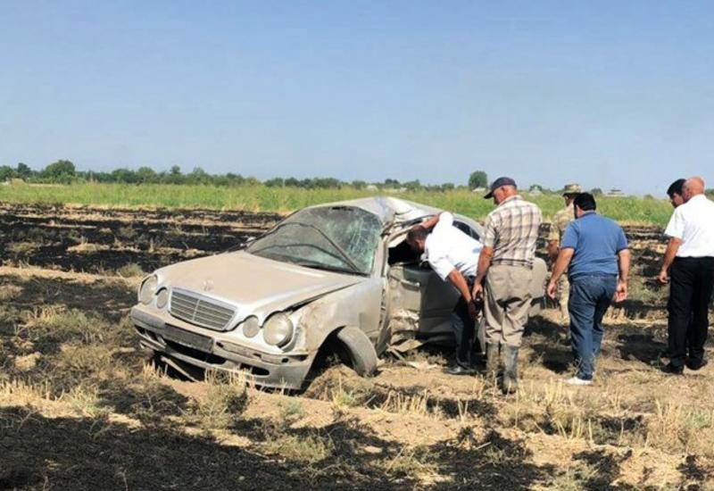 В Агджабеди перевернулся Mercedes, есть пострадавший