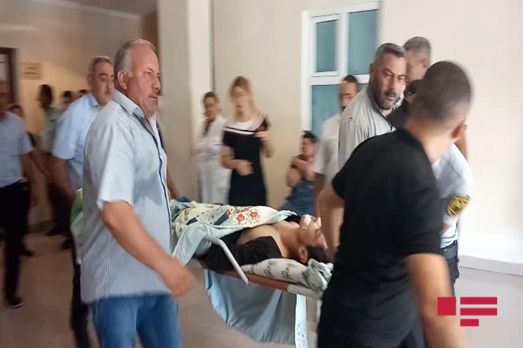 В Агджабеди перевернулся Mercedes, есть пострадавший
