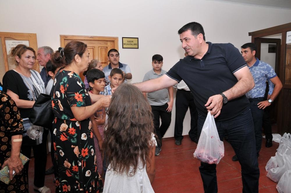 В Абшеронском районе более двум тысячам малообеспеченных семей розданы праздничные паи по случаю Гурбан байрамы