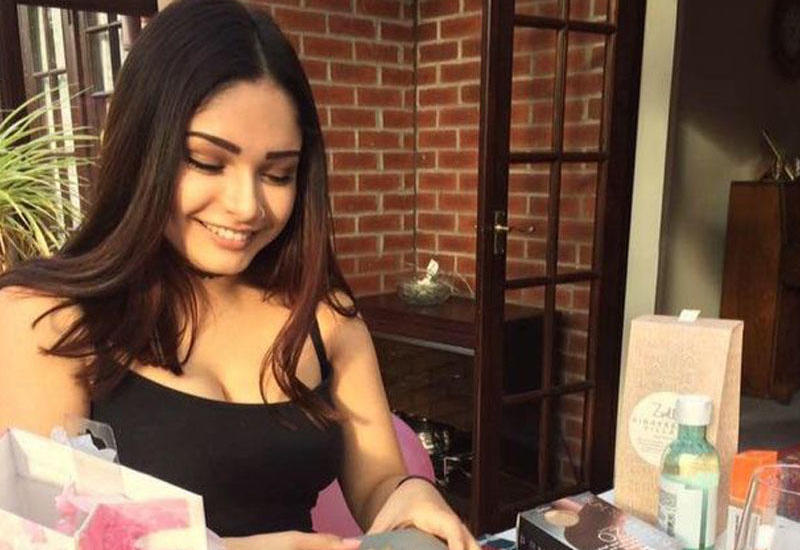 19 yaşlı model faciəvi şəkildə ölüb