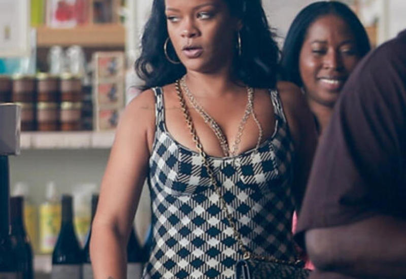Rihanna ticarət mərkəzində belə yaxalandı