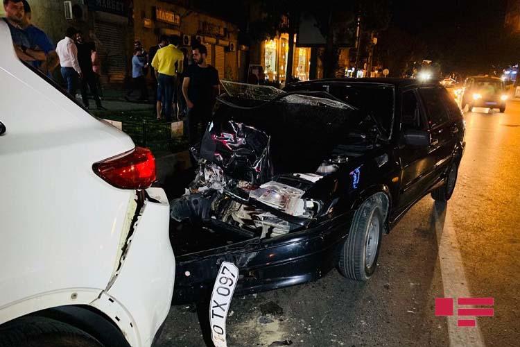 В Баку ВАЗ врезался в Infiniti, есть пострадавший