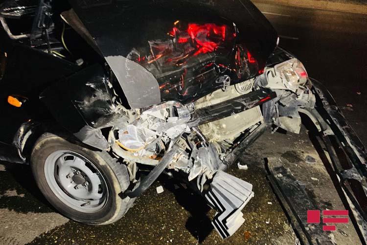 В Баку ВАЗ врезался в Infiniti, есть пострадавший