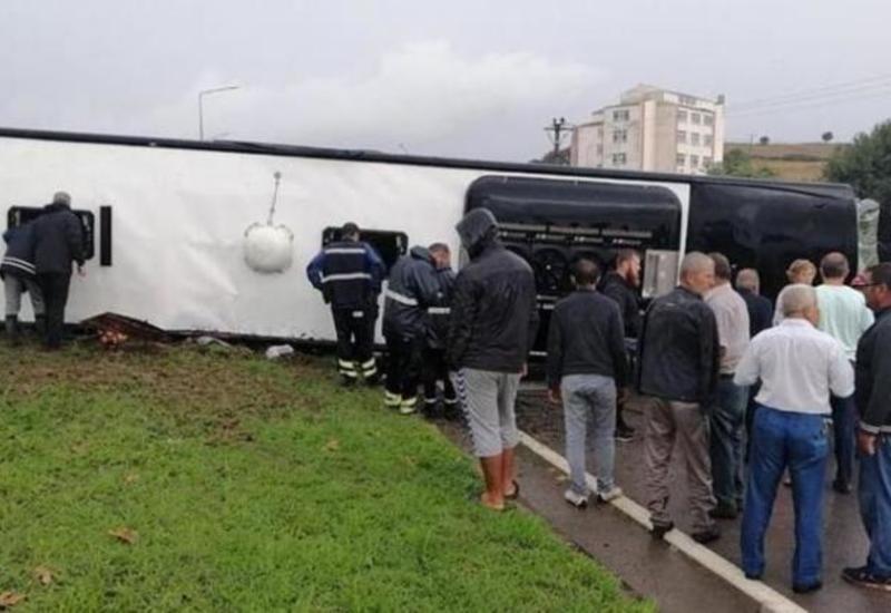 В Турции перевернулся автобус, погиб 1 человек, 28 получили ранения