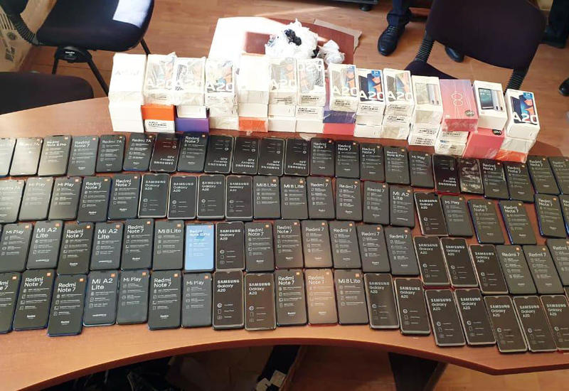 В Азербайджане пресечен незаконный ввоз в страну крупной партии смартфонов
