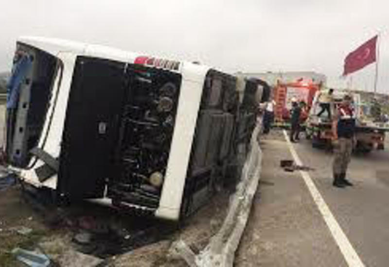 В Турции перевернулся пассажирский автобус, десятки раненых