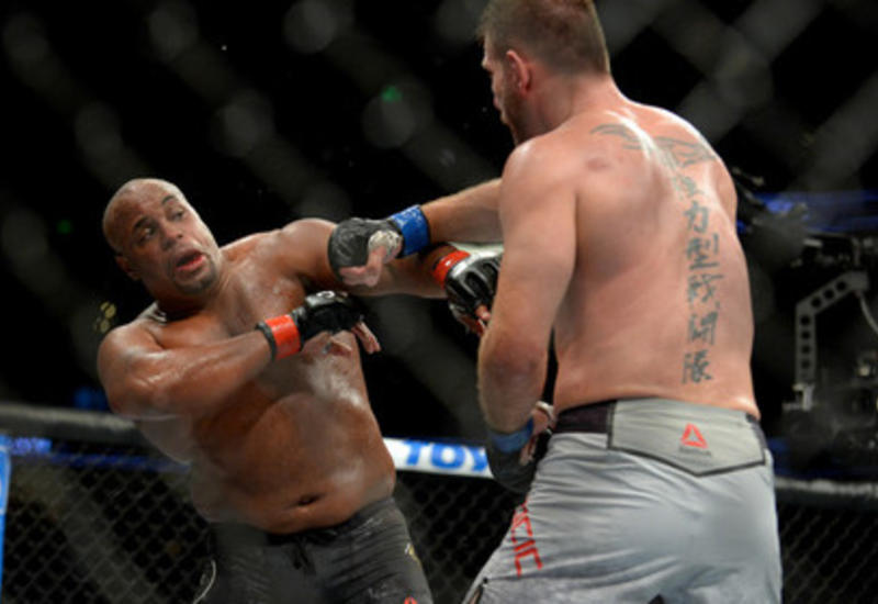 Лучший боец UFC прокомментировал потерю титула
