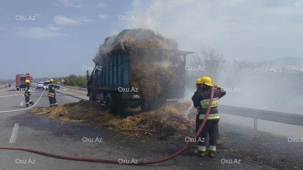 Bakı-Qazax yolunda otla dolu maşın yanır
