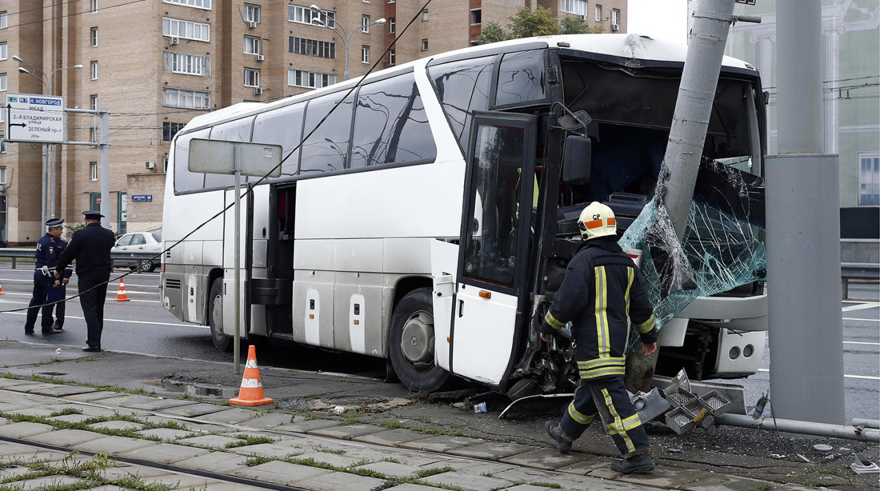 В Москве автобус с туристами врезался в столб, много пострадавших