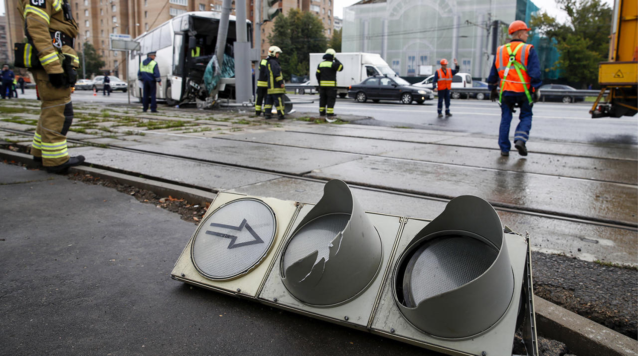 В Москве автобус с туристами врезался в столб, много пострадавших
