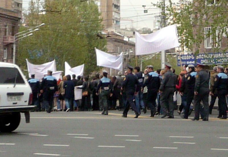 В Ереване активисты перекрыли проспект