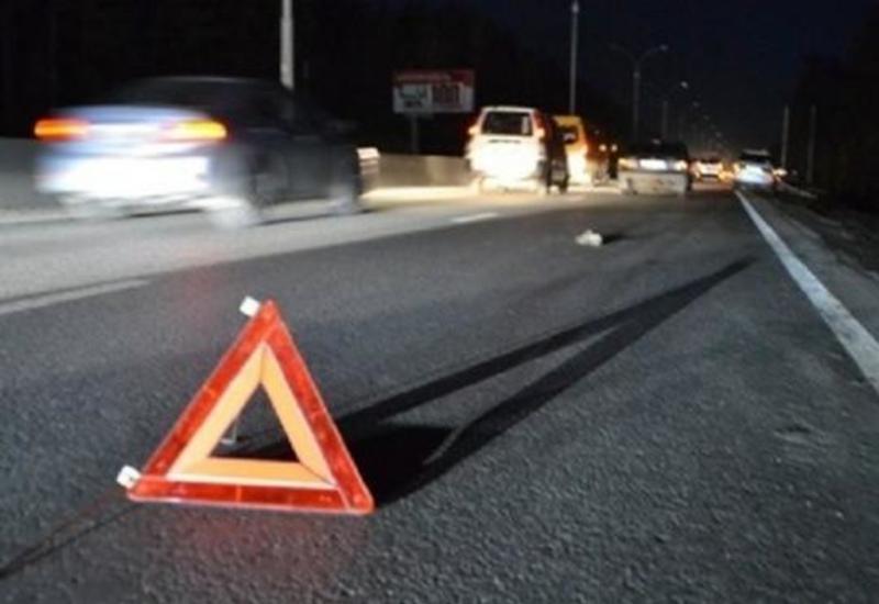 Тяжелое ДТП в Баку, три человека пострадали