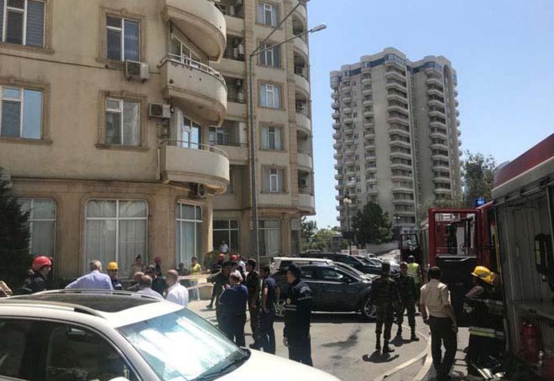 Сильный пожар в многоэтажке в Баку, идет эвакуация