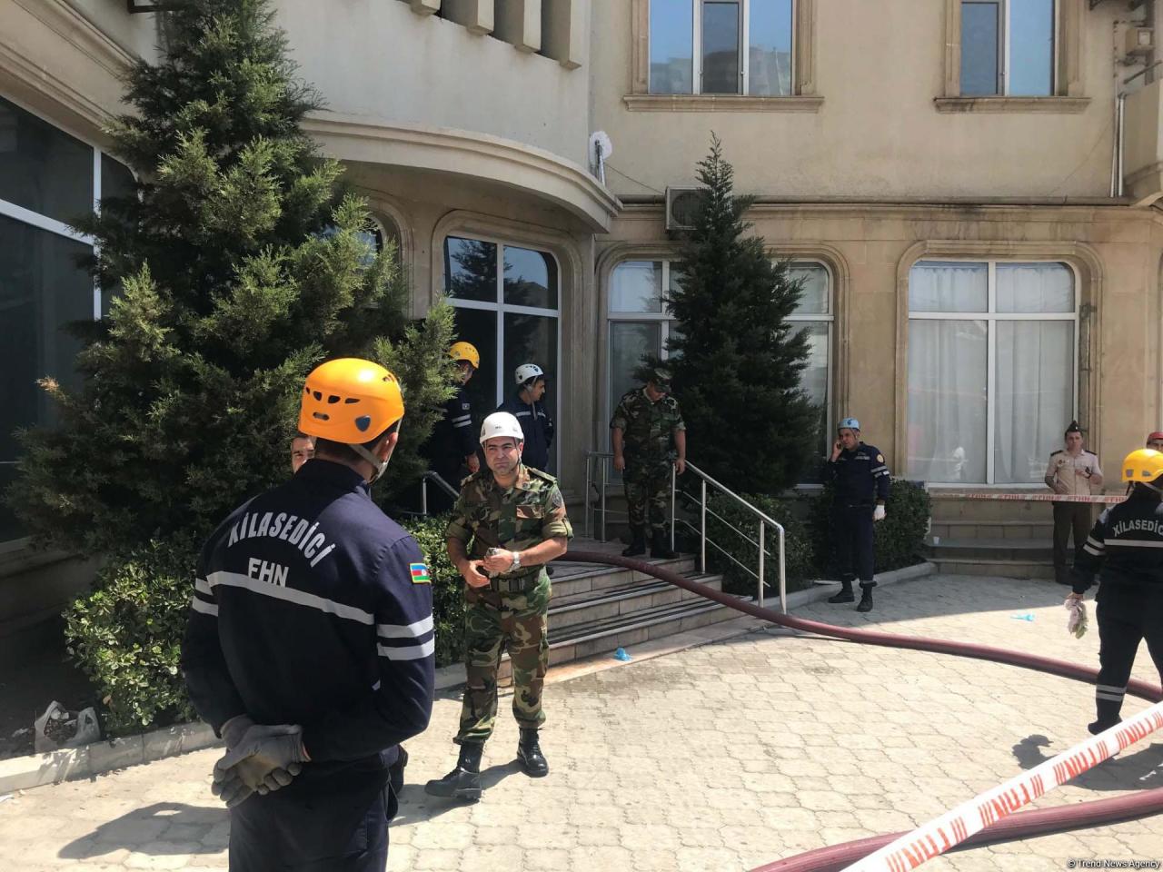 Сильный пожар в многоэтажке в Баку, идет эвакуация