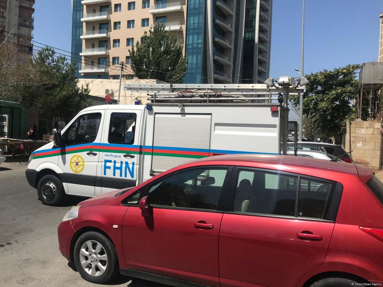 Сильный пожар в многоэтажке в Баку, идет эвакуация