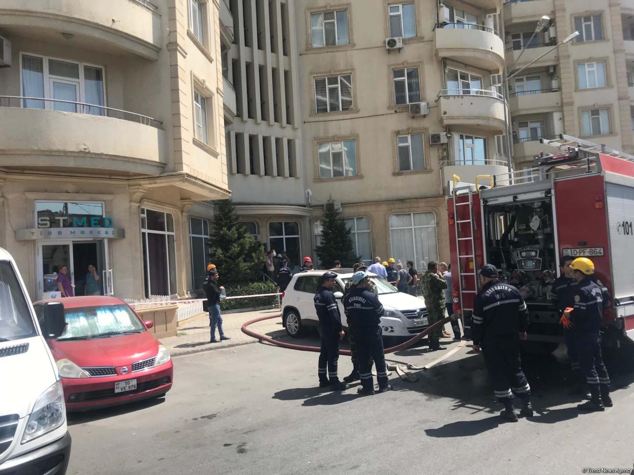 Сильный пожар в многоэтажке в Баку, идет эвакуация