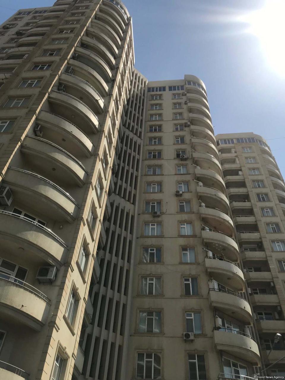 Сильный пожар в многоэтажке в Баку, идет эвакуация