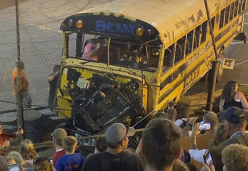 Школьный автобус чудом не въехал в зрителей во время гонки в США