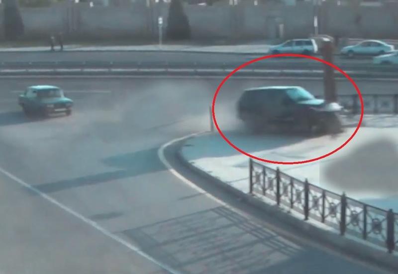 В Баку Range Rover въехал в парк на огромной скорости