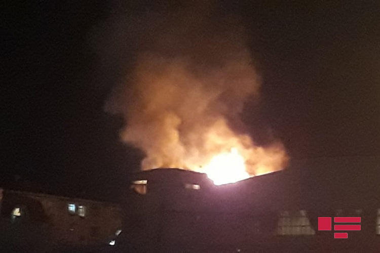 Сильный пожар в доме торжеств в Сумгайыте, гости эвакуированы