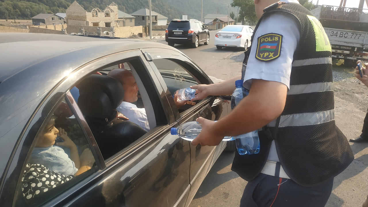 Yol polisindən sürücülərə jest